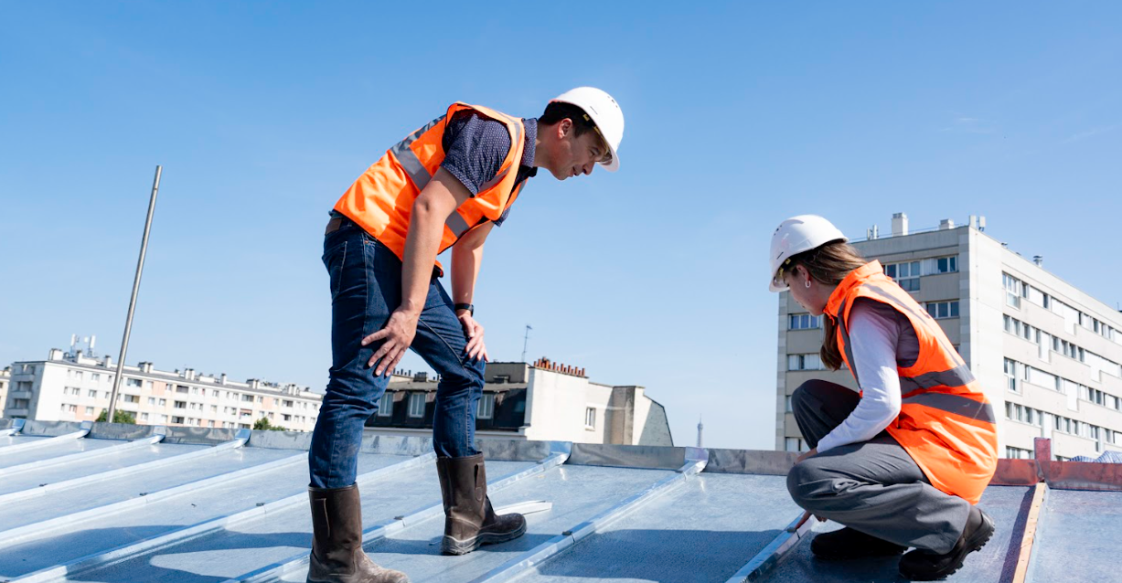 Inspection de toiture par deux techniciens BTP Diagnostics pour identifier les travaux à prévoir dans le cadre du PPPT.