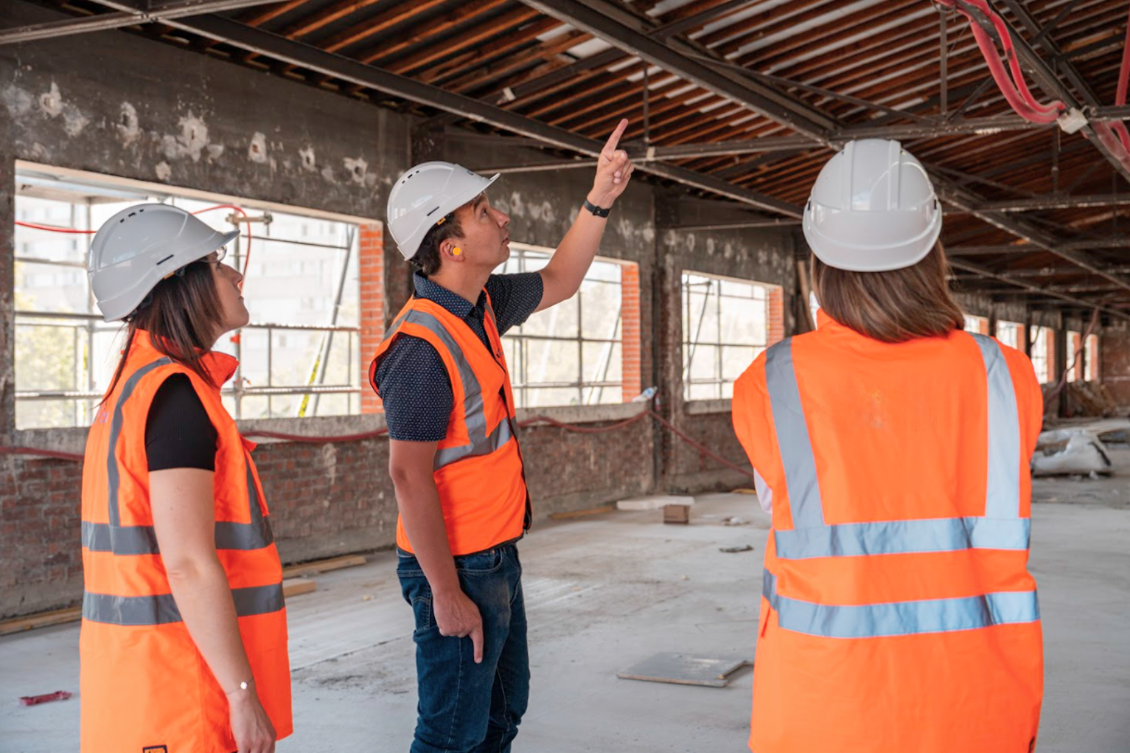 Techniciens réalisant un repérage PEMD dans un bâtiment avant déconstruction