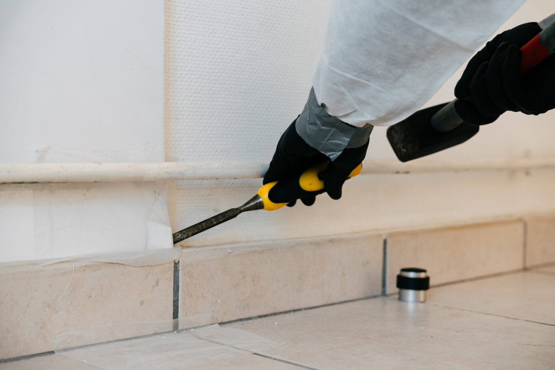 Prélèvement amiante sur plinthe dans le cadre d’une mise à jour du Dossier Technique Amiante (DTA).