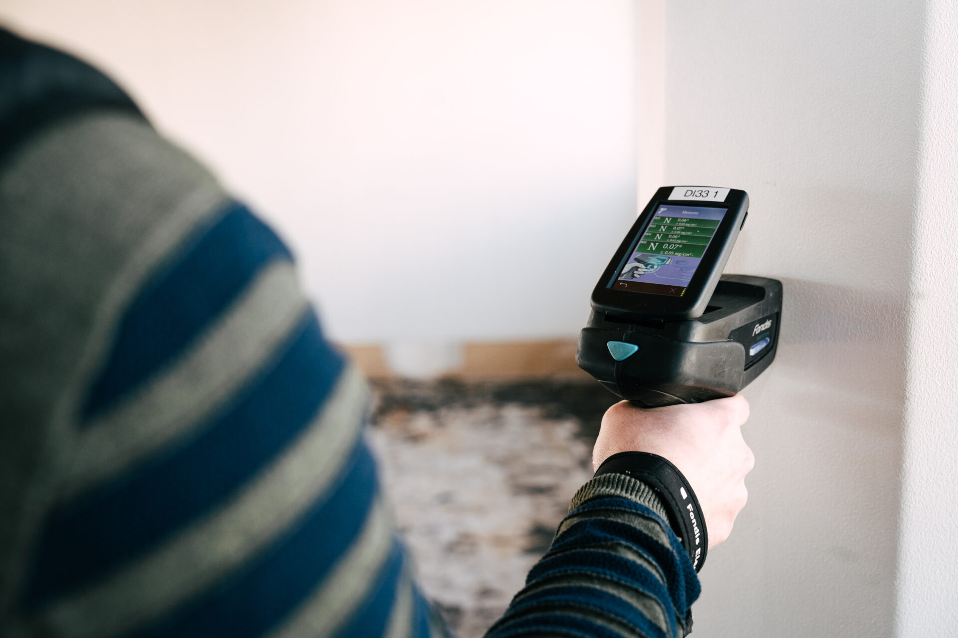 Mesure du plomb au moyen d’un analyseur XRF dans un logement