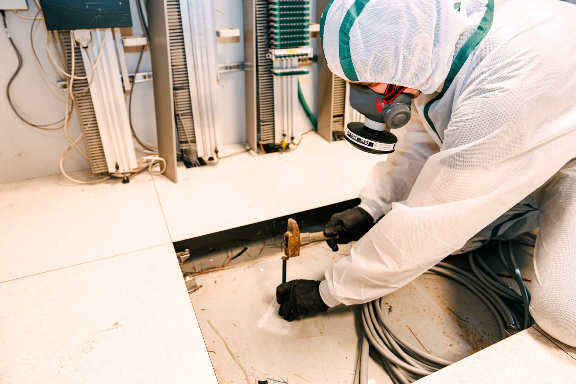 Diagnostiqueur inspectant les parties communes d’un immeuble pour le Dossier Technique Amiante (DTA)