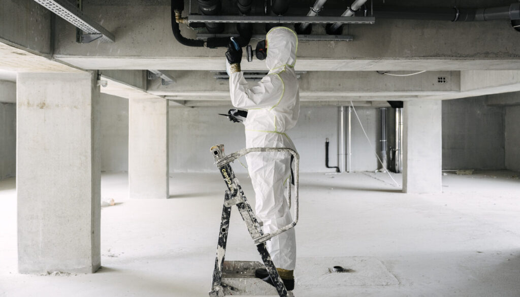 Opérateur réalisant un diagnostic avant travaux dans un bâtiment à Lille