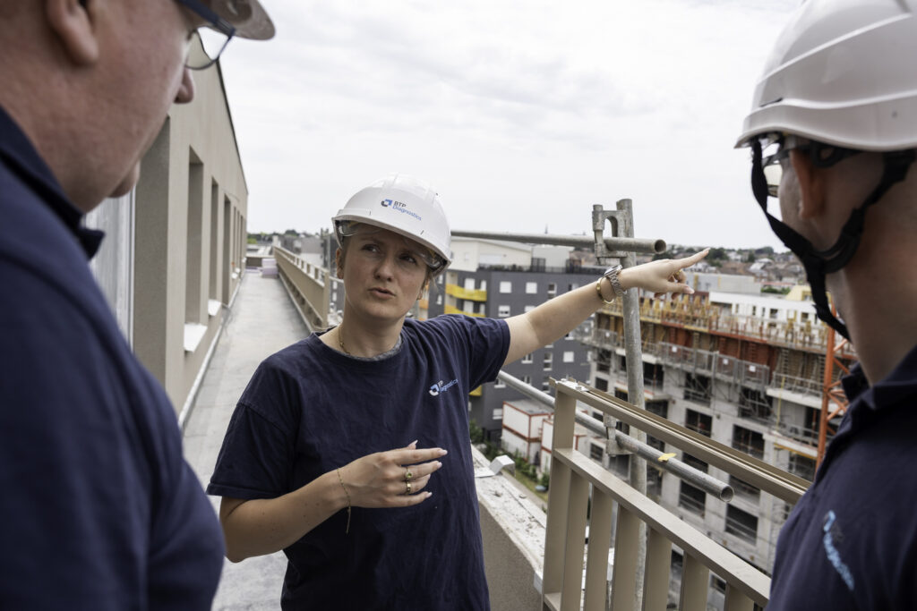Couple en visite immobilière avec un agent, dans le cadre d’un diagnostic immobilier.