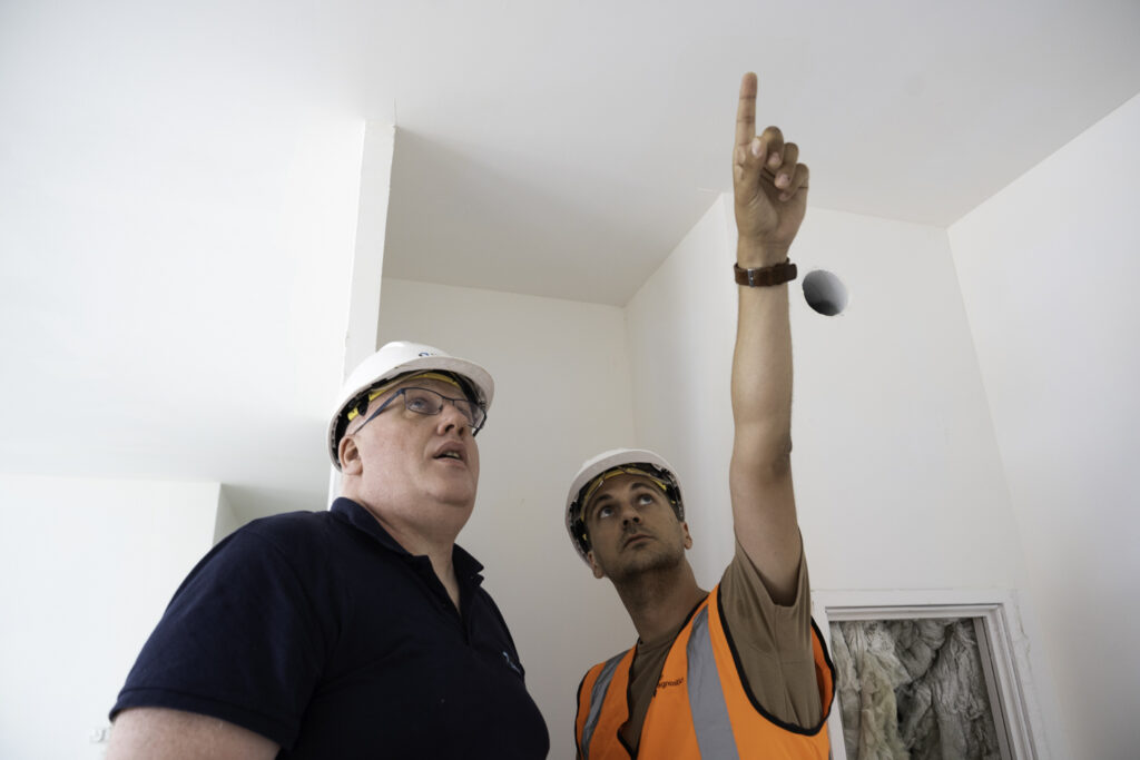 Maître d’ouvrage réalisant une inspection de chantier avec un diagnostiqueur BTP Diagnostics