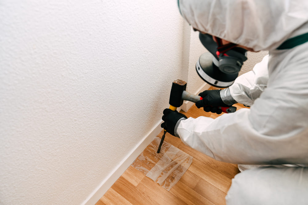 Prélèvement d’amiante sur un sol de chambre dans le cadre d’un Dossier Amiante Parties Privatives (DAPP) – BTP Diagnostics