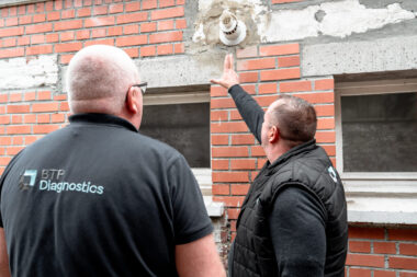 Expert réalisant un projet de plan pluriannuel de travaux (PPPT) sur une façade d’immeuble en copropriété